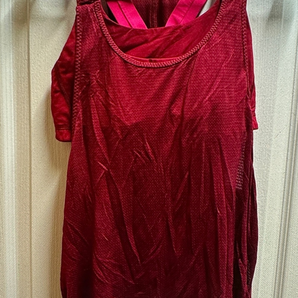 Lululemon Elegant Red Women's Top, no pads, size 8/ NWOT 494